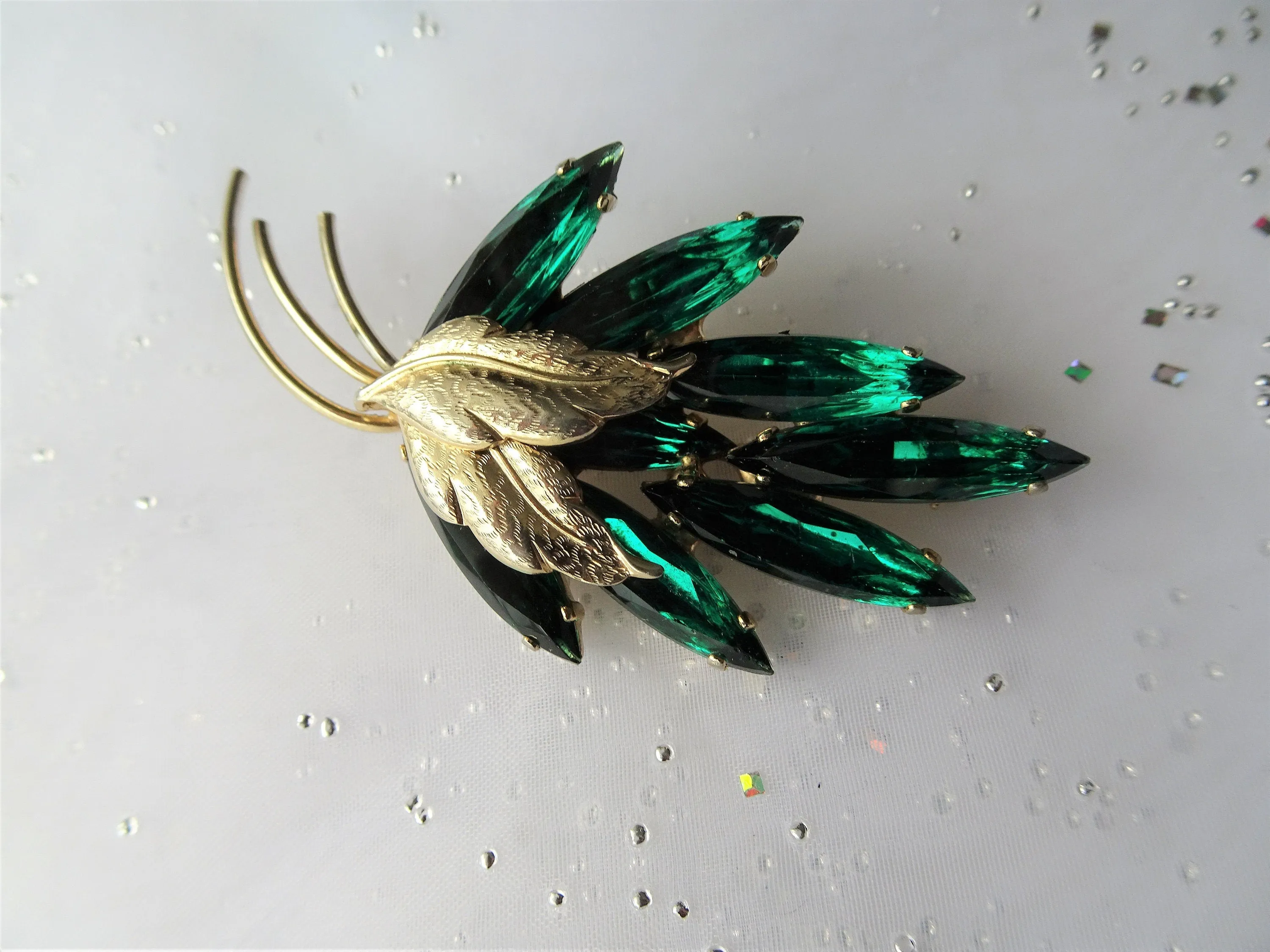 BEAUTIFUL Art Glass Brooch,Emerald Green Elongated Marquise Pin,Striking Design,Gold Tone Metal Leaves, Collectible Mid Century 