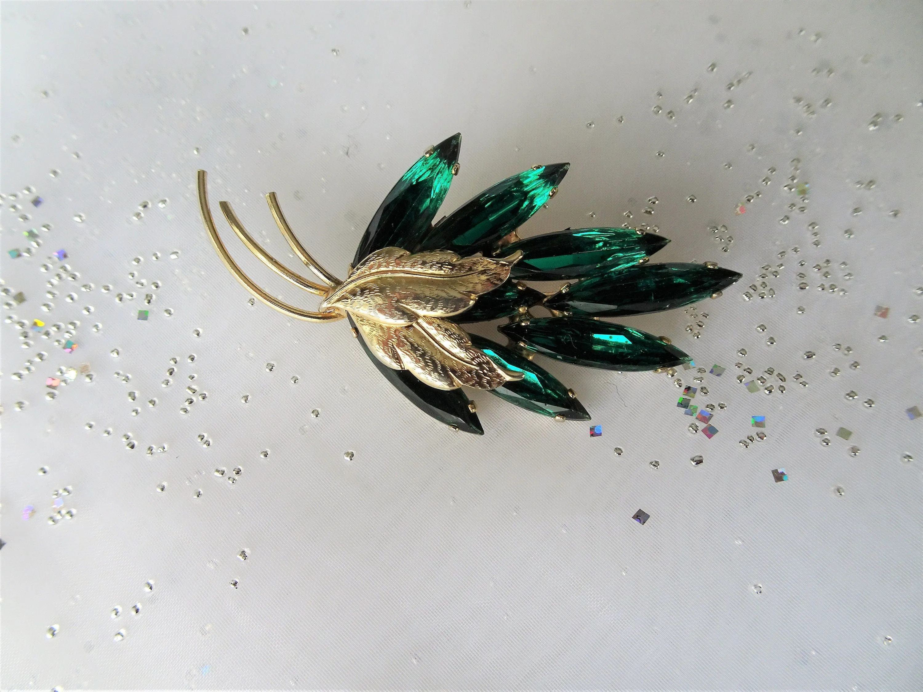 BEAUTIFUL Art Glass Brooch,Emerald Green Elongated Marquise Pin,Striking Design,Gold Tone Metal Leaves, Collectible Mid Century 