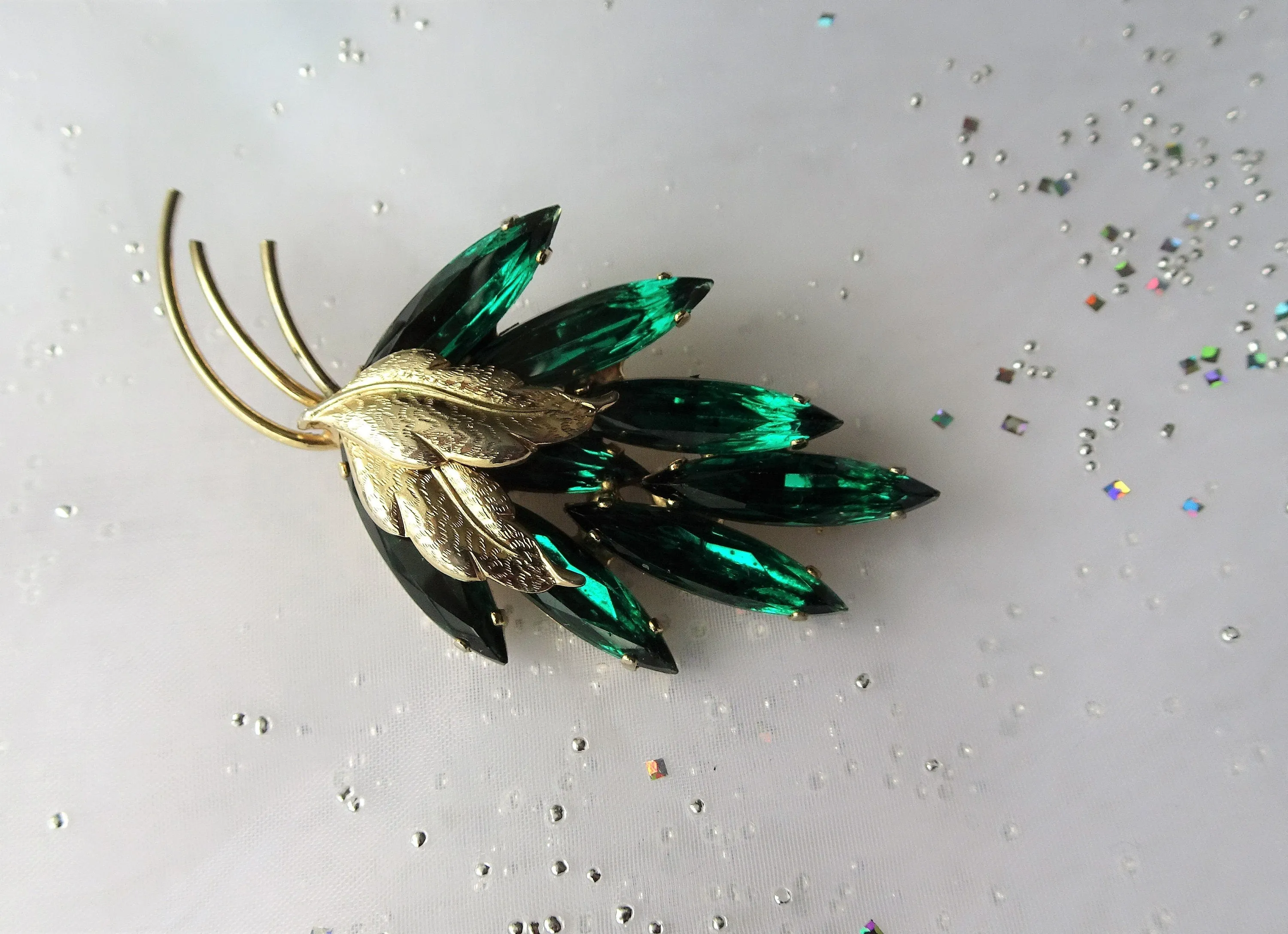 BEAUTIFUL Art Glass Brooch,Emerald Green Elongated Marquise Pin,Striking Design,Gold Tone Metal Leaves, Collectible Mid Century 