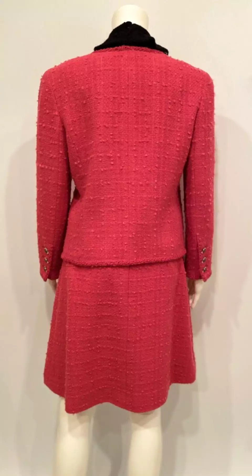 Chanel 09A, 2009 Fall Rose Color Skirt Suit with matching Camellia Pin FR 40/42 US 6