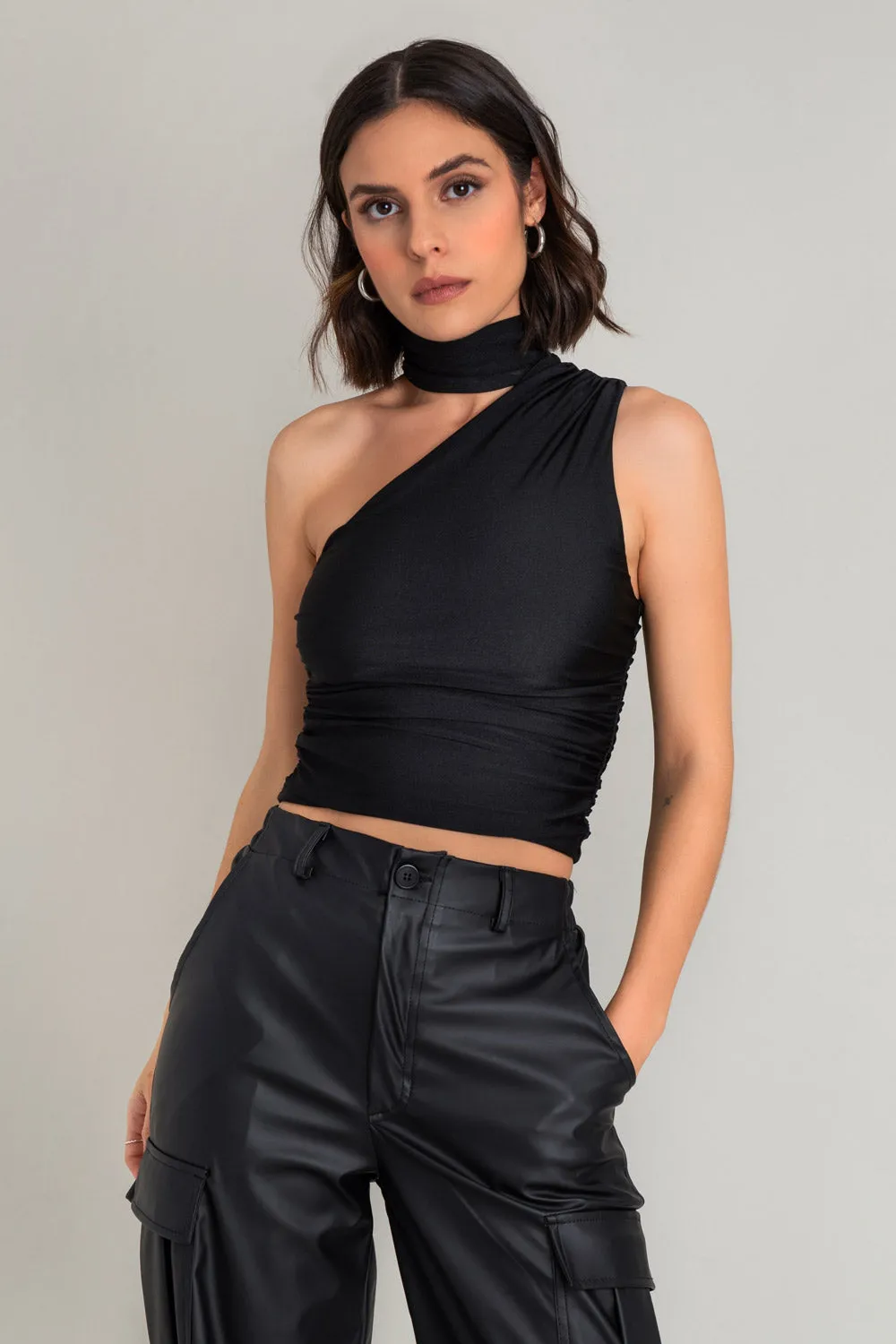 Top satinado asimétrico con plisados choker